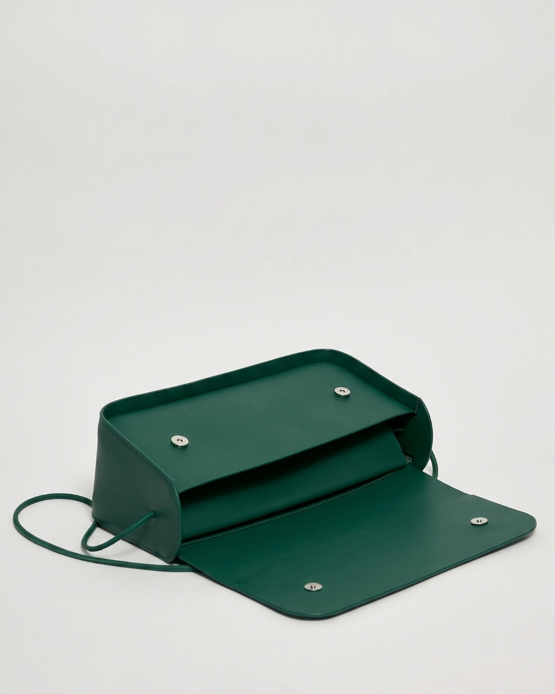 Antonina en piel Verde Esperanza · bolso con solapa de piel de curtición vegetal, hecho a mano en Málaga · Labienhecha