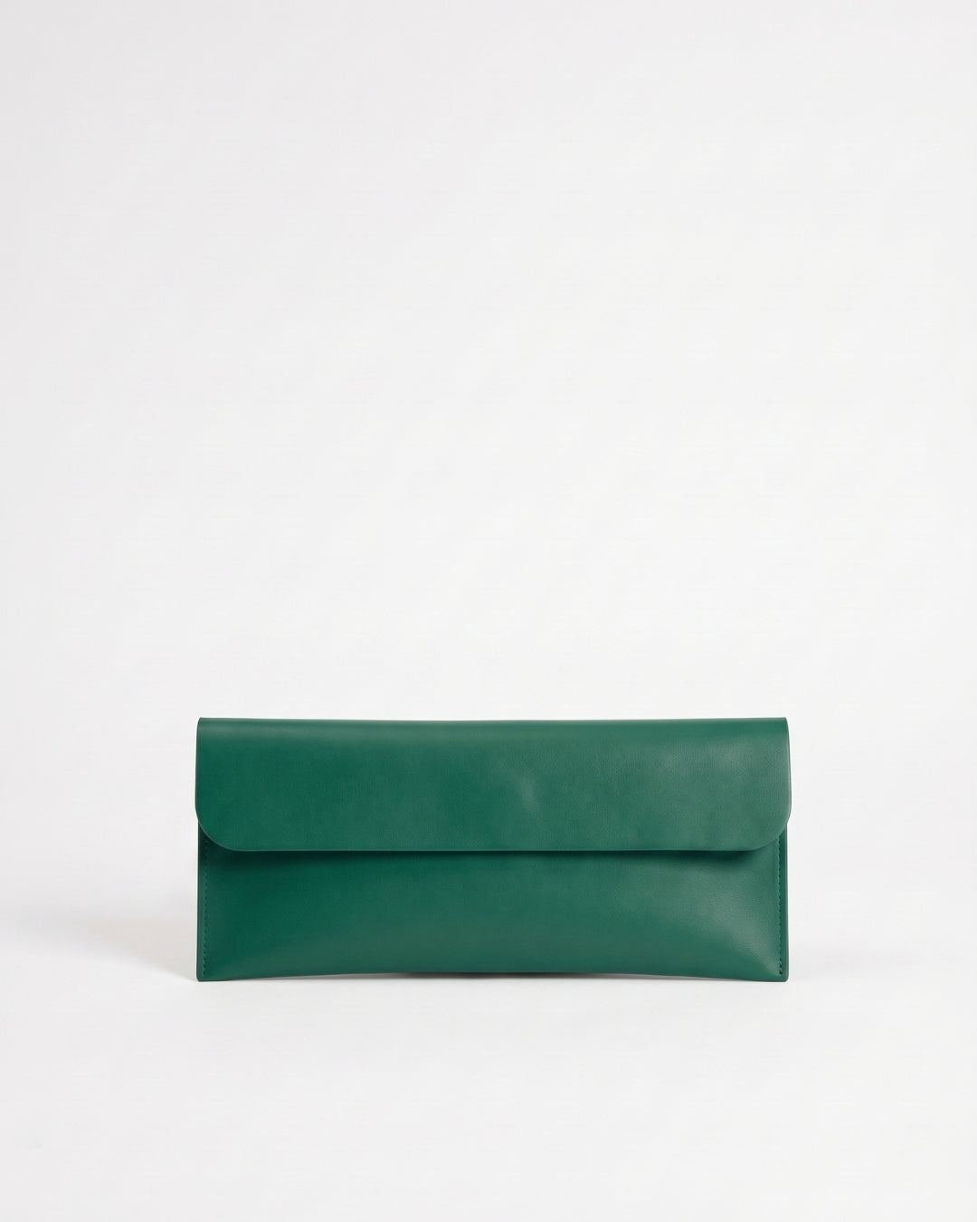 Antonina en piel Verde Esperanza · bolso con solapa de piel de curtición vegetal, hecho a mano en Málaga · Labienhecha