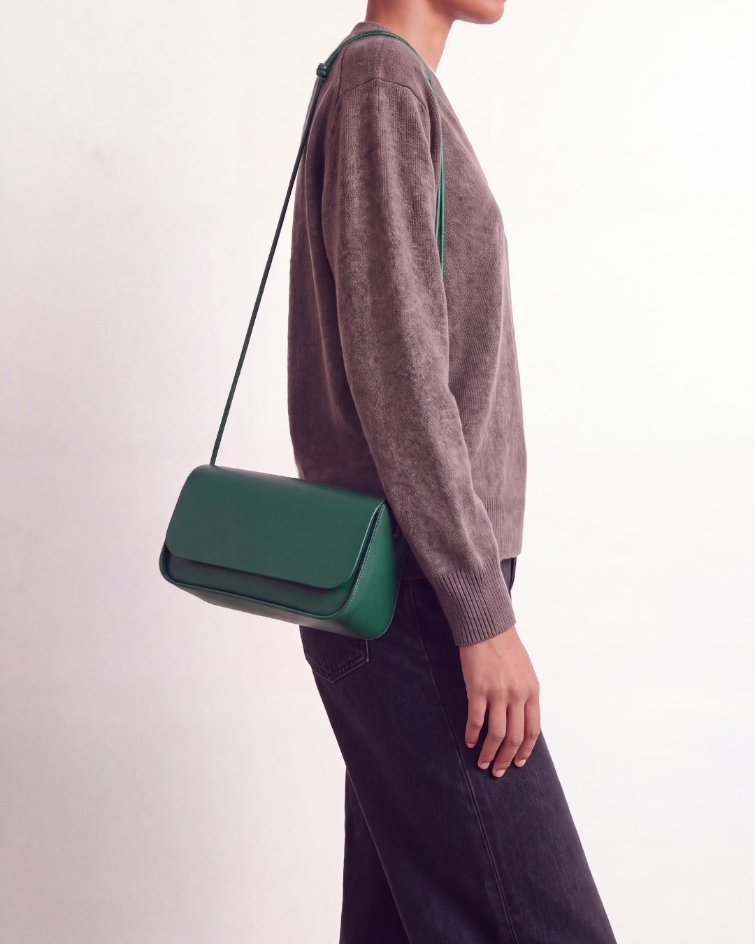 Antonina en piel Verde Esperanza · bolso con solapa de piel de curtición vegetal, hecho a mano en Málaga · Labienhecha