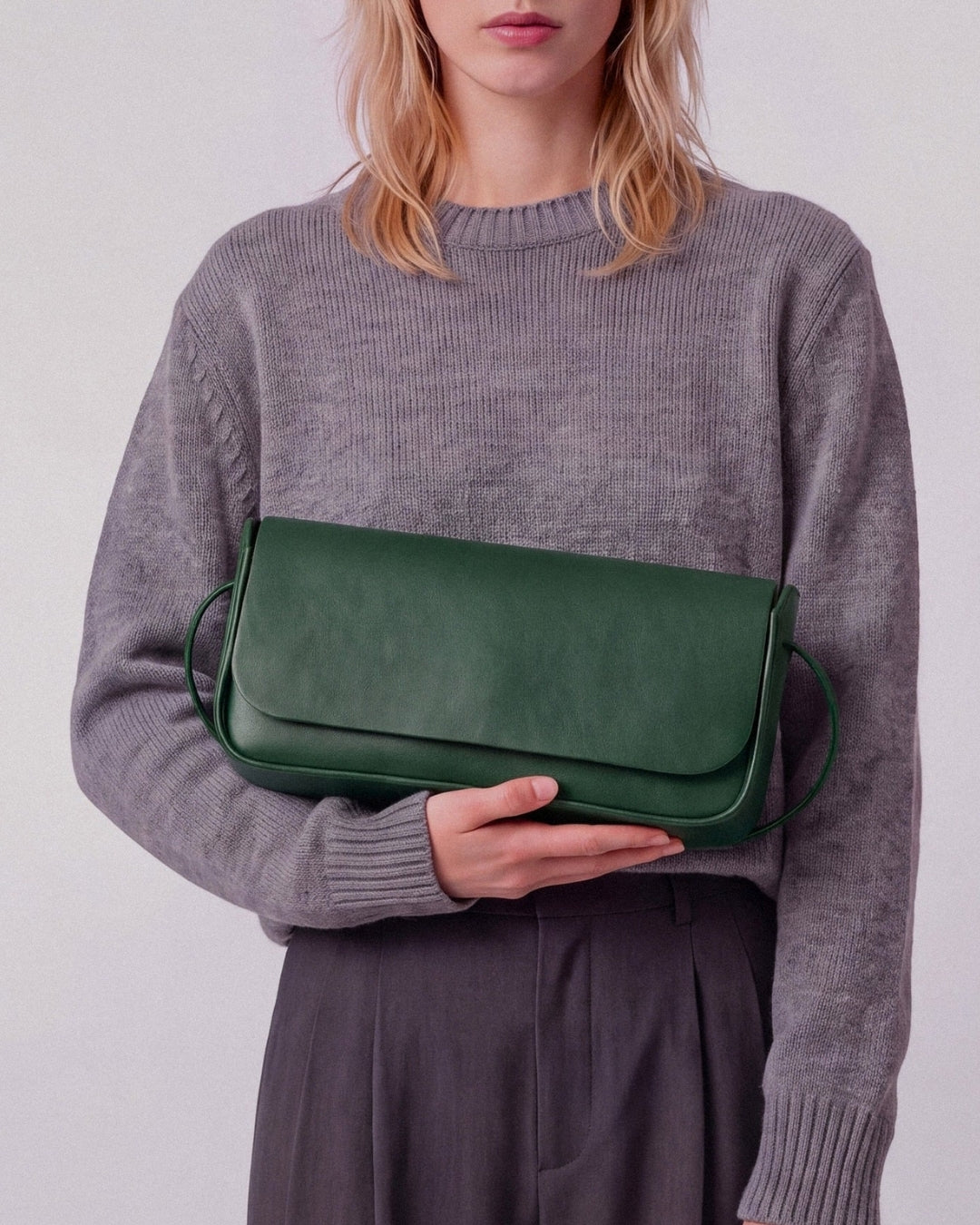 Antonina en piel Verde Esperanza · bolso con solapa de piel de curtición vegetal, hecho a mano en Málaga · Labienhecha