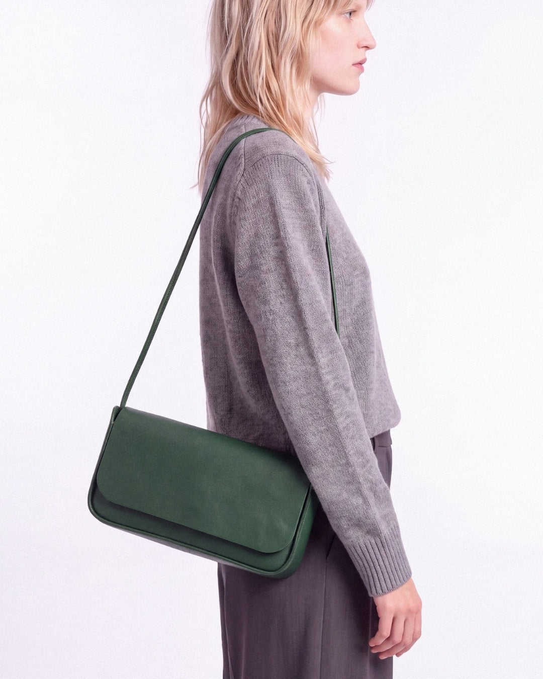 Antonina en piel Verde Esperanza · bolso con solapa de piel de curtición vegetal, hecho a mano en Málaga · Labienhecha