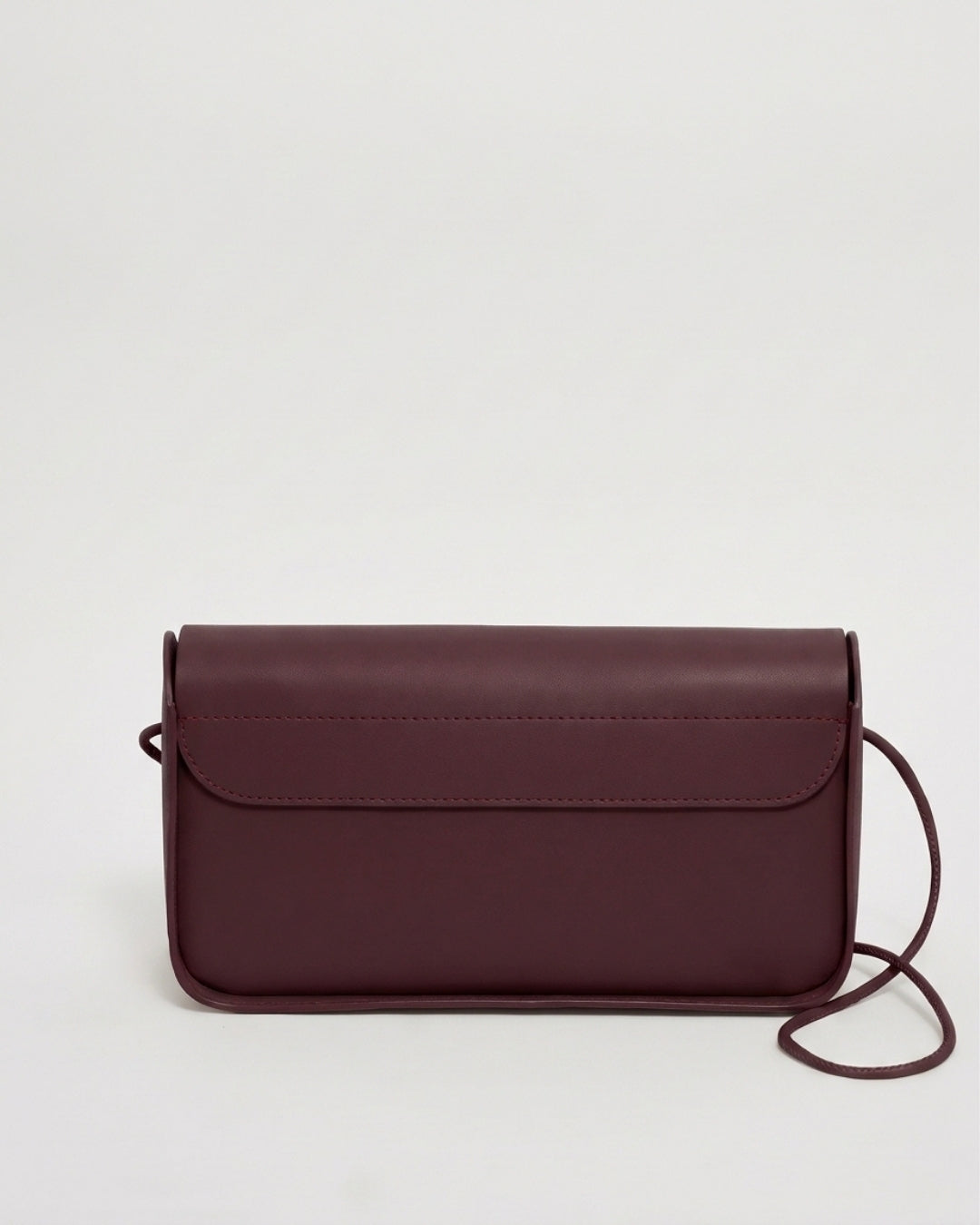 Antonina en piel Vino · bolso con solapa de piel de curtición vegetal, hecho a mano en Málaga · Labienhecha