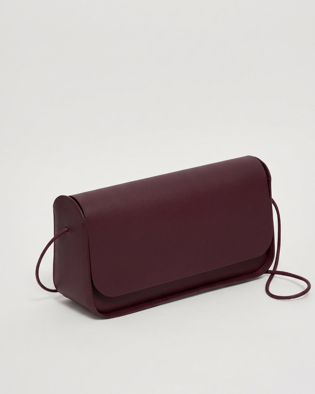 Antonina en piel Vino · bolso con solapa de piel de curtición vegetal, hecho a mano en Málaga · Labienhecha