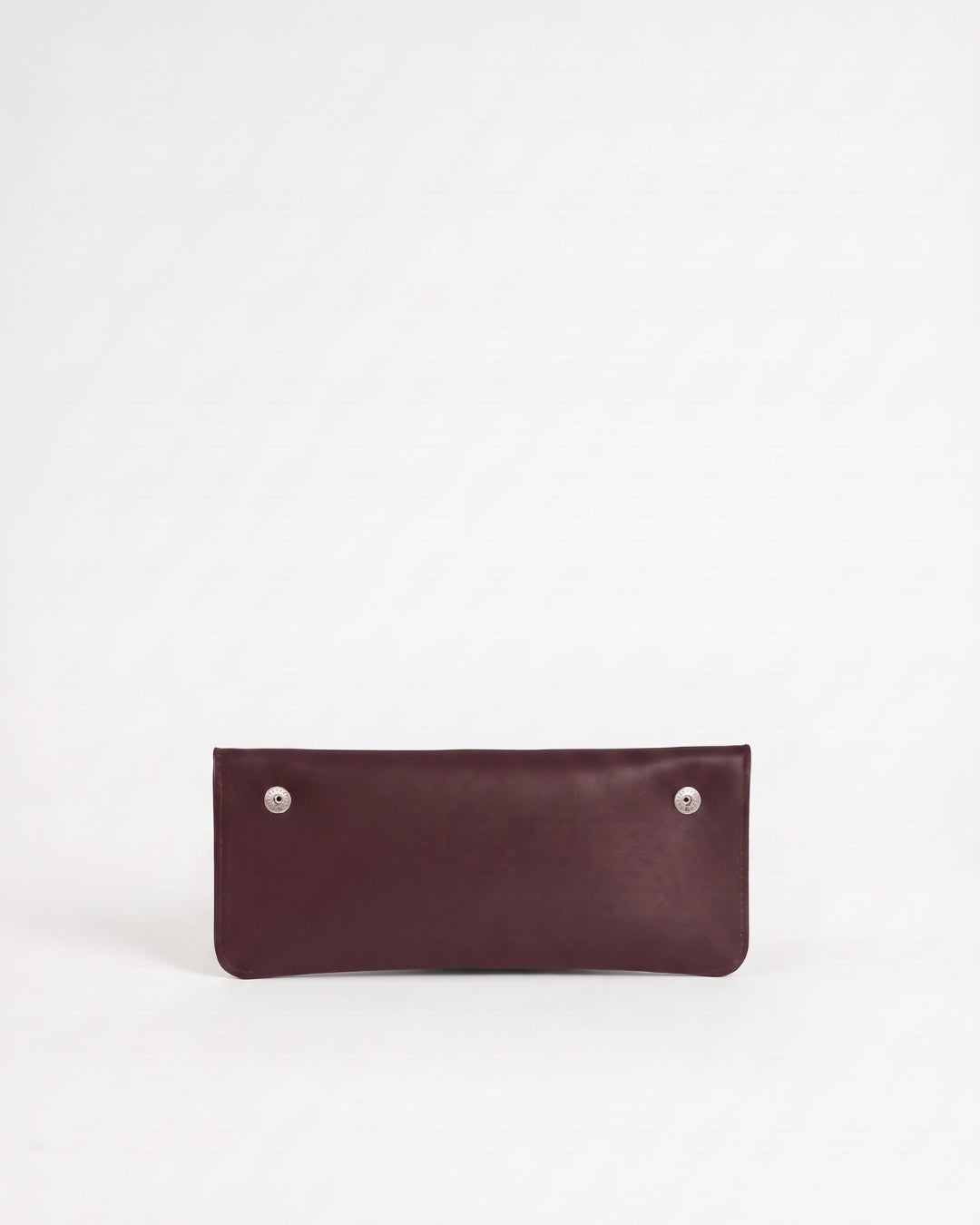 Antonina en piel Vino · bolso con solapa de piel de curtición vegetal, hecho a mano en Málaga · Labienhecha
