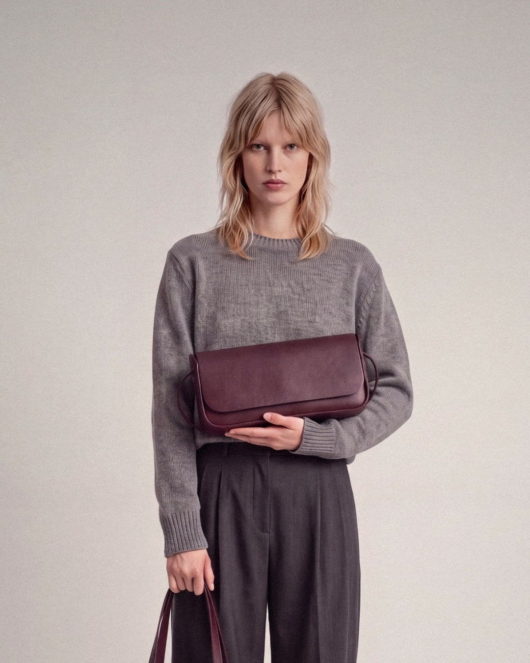 Antonina en piel Vino · bolso con solapa de piel de curtición vegetal, hecho a mano en Málaga · Labienhecha