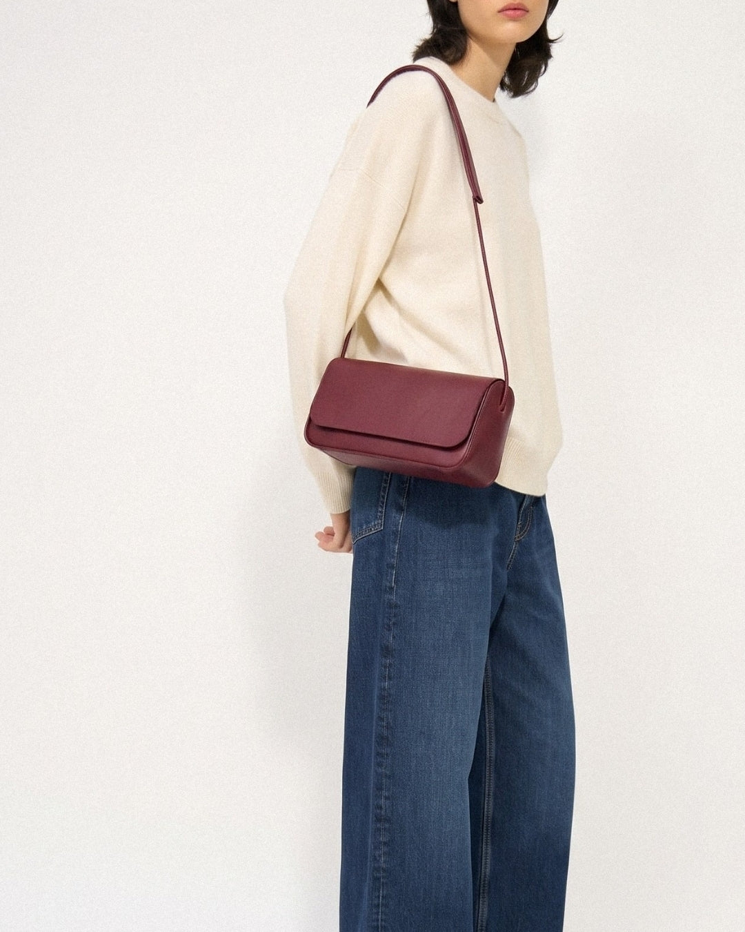 Antonina en piel Vino · bolso con solapa de piel de curtición vegetal, hecho a mano en Málaga · Labienhecha