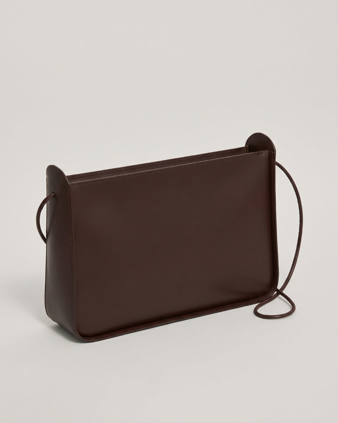 Doña Ximena en piel Chocolate · bolso grande de piel de curtición vegetal, hecho a mano en Málaga · Labienhecha