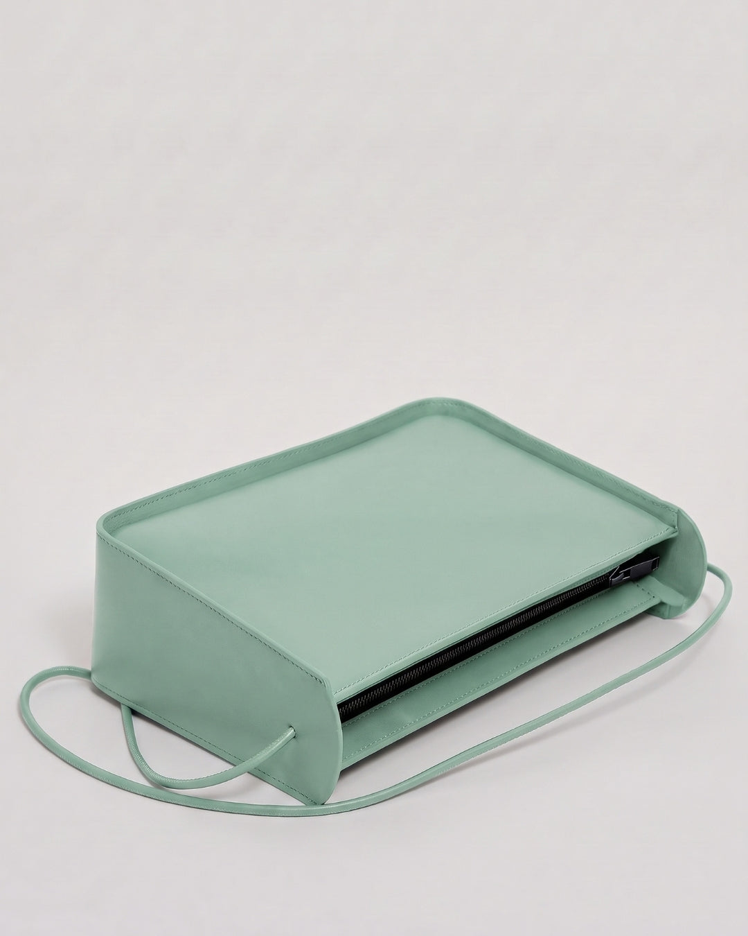 Doña Ximena en piel Jade · bolso grande de piel de curtición vegetal, hecho a mano en Málaga · Labienhecha
