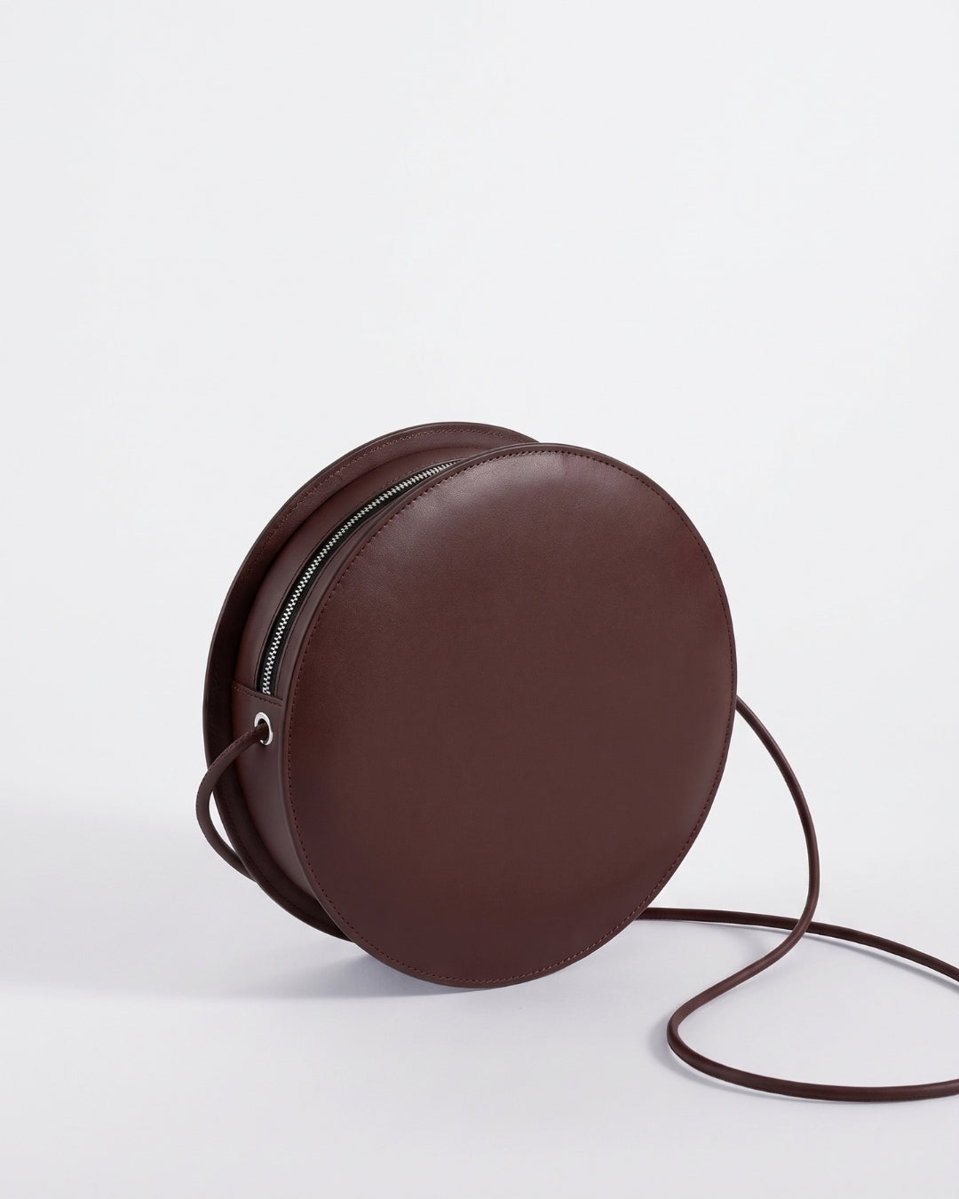 Marcela in Chocolate leather · round bag in vegetable-tanned leather, handmade in Málaga · Labienhecha