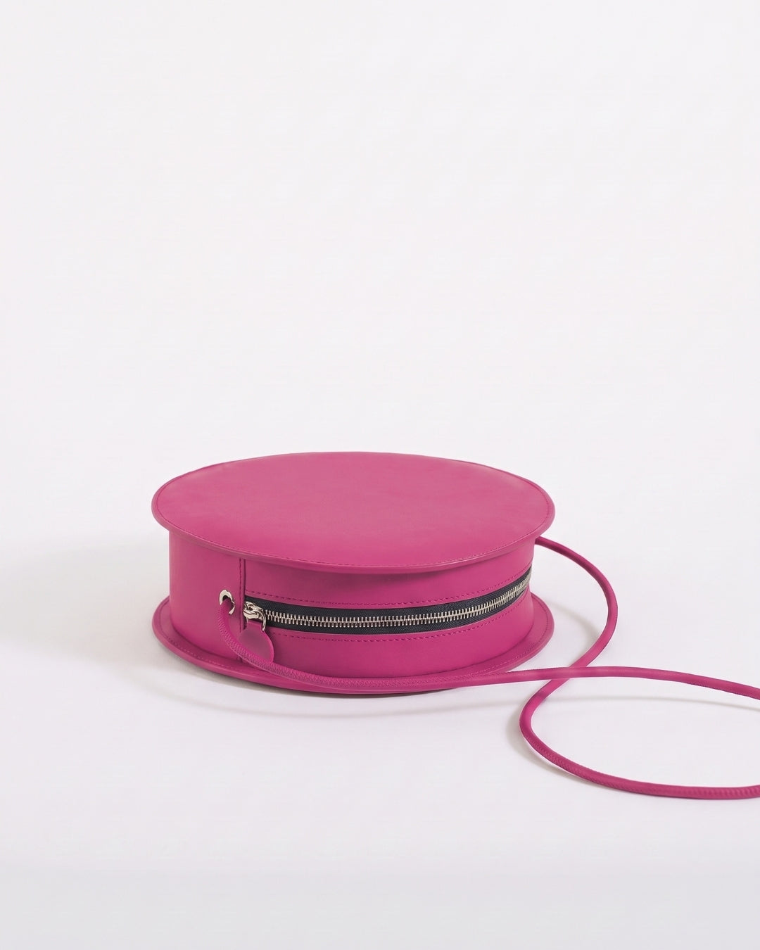 Marcela in Strawberry leather · round bag in vegetable-tanned leather, handmade in Málaga · Labienhecha