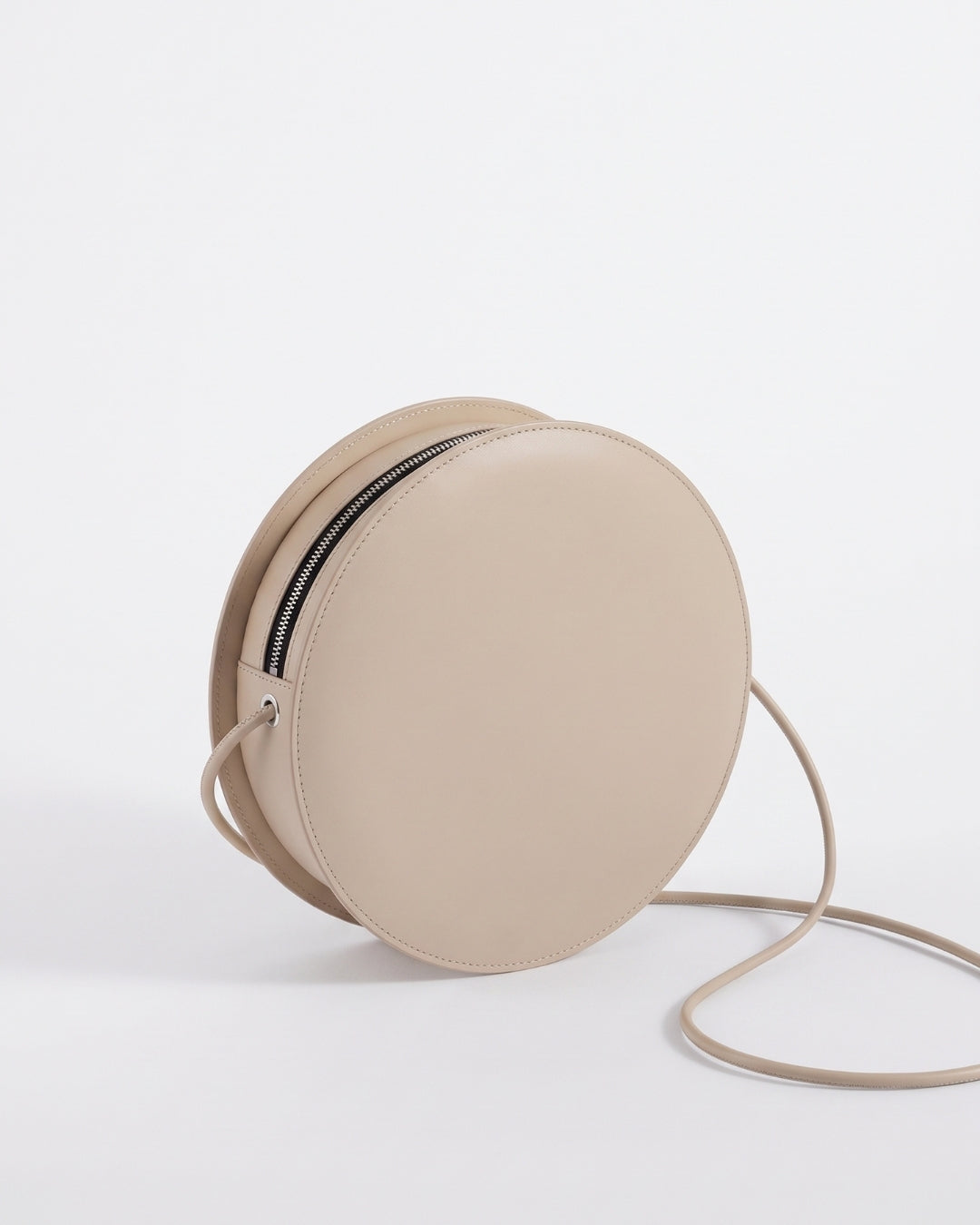Marcela in Pearl Gray leather · round bag in vegetable-tanned leather, handmade in Málaga · Labienhecha