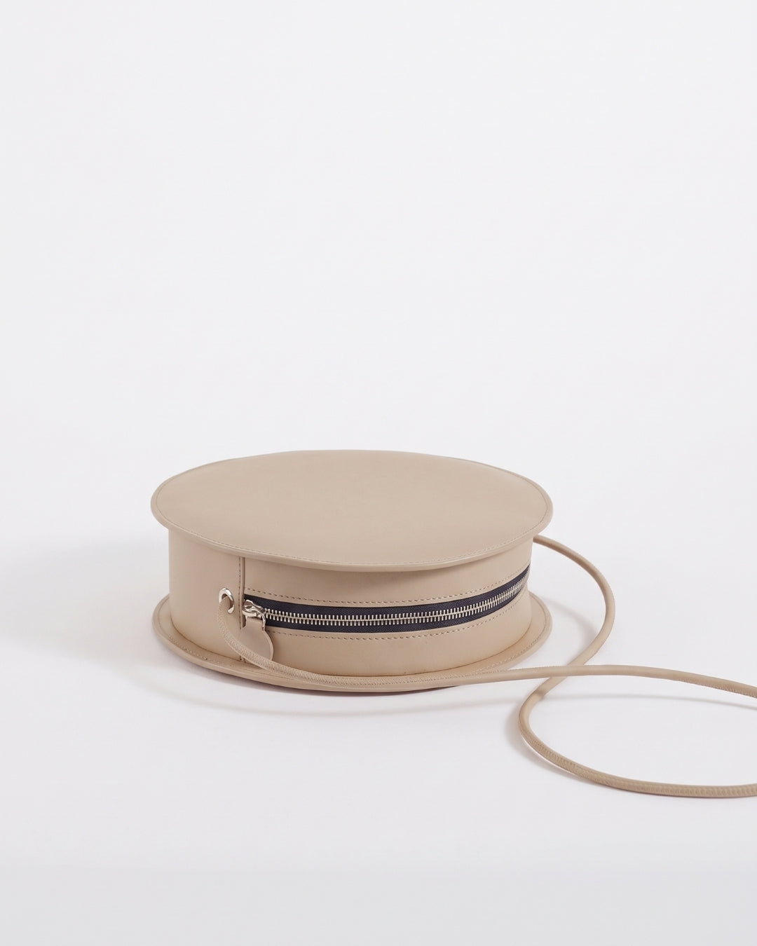 Marcela in Pearl Gray leather · round bag in vegetable-tanned leather, handmade in Málaga · Labienhecha