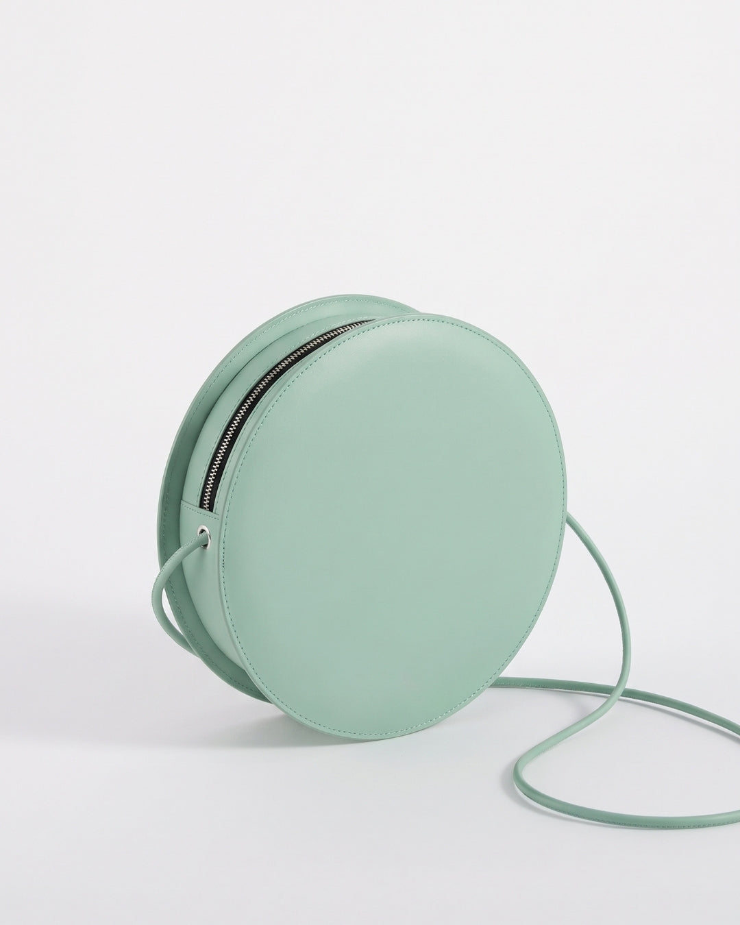 Marcela in Jade leather · round bag in vegetable-tanned leather, handmade in Málaga · Labienhecha
