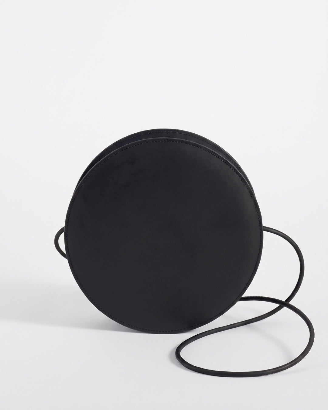 Marcela in Black leather · round bag in vegetable-tanned leather, handmade in Málaga · Labienhecha