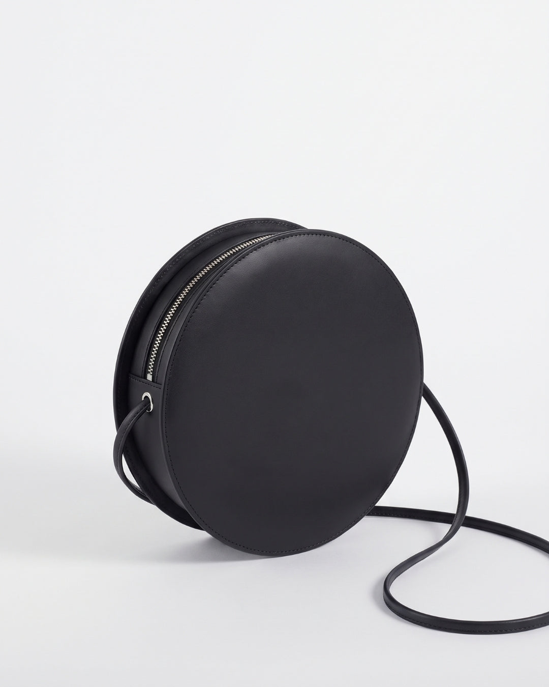 Marcela in Black leather · round bag in vegetable-tanned leather, handmade in Málaga · Labienhecha