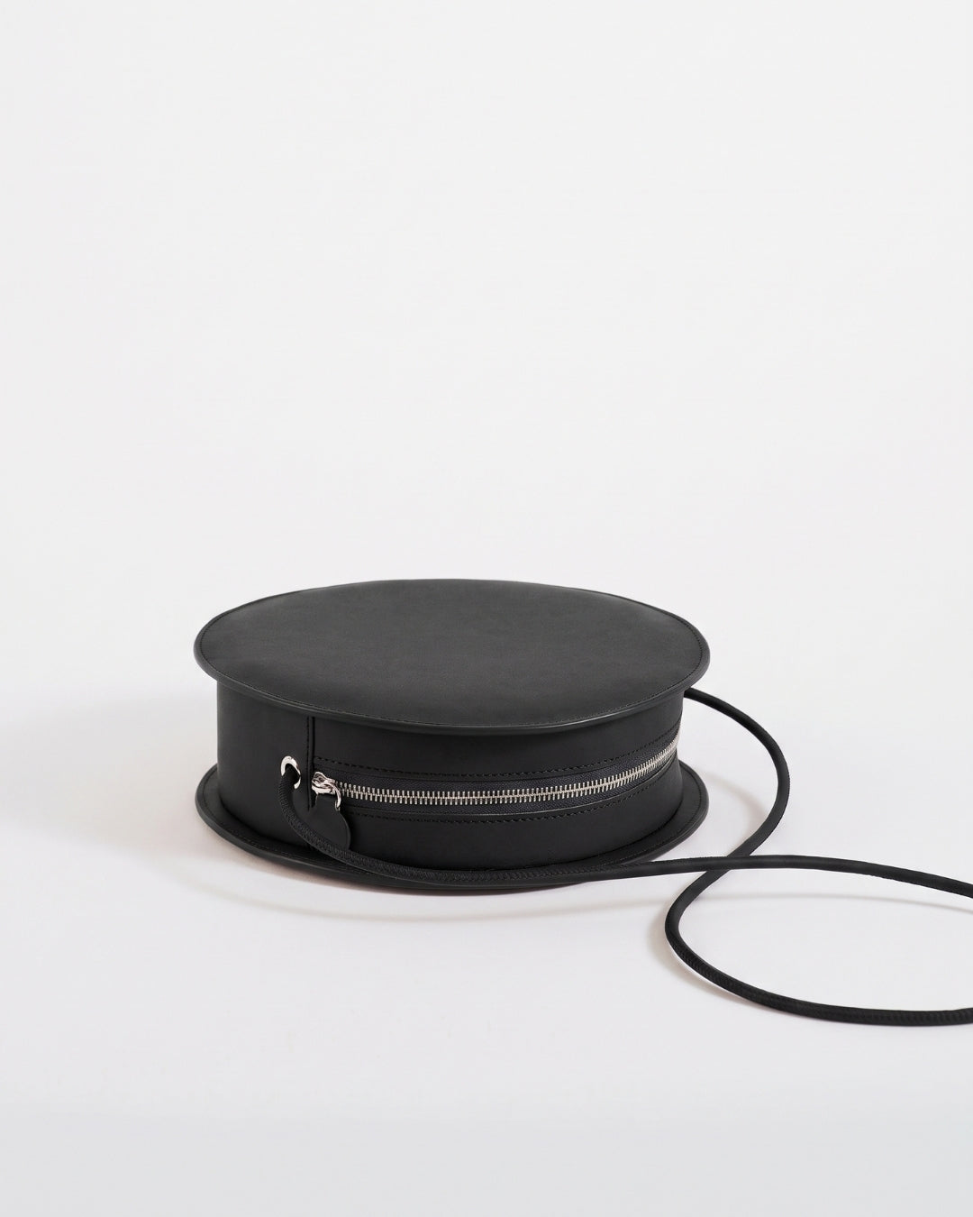 Marcela in Black leather · round bag in vegetable-tanned leather, handmade in Málaga · Labienhecha