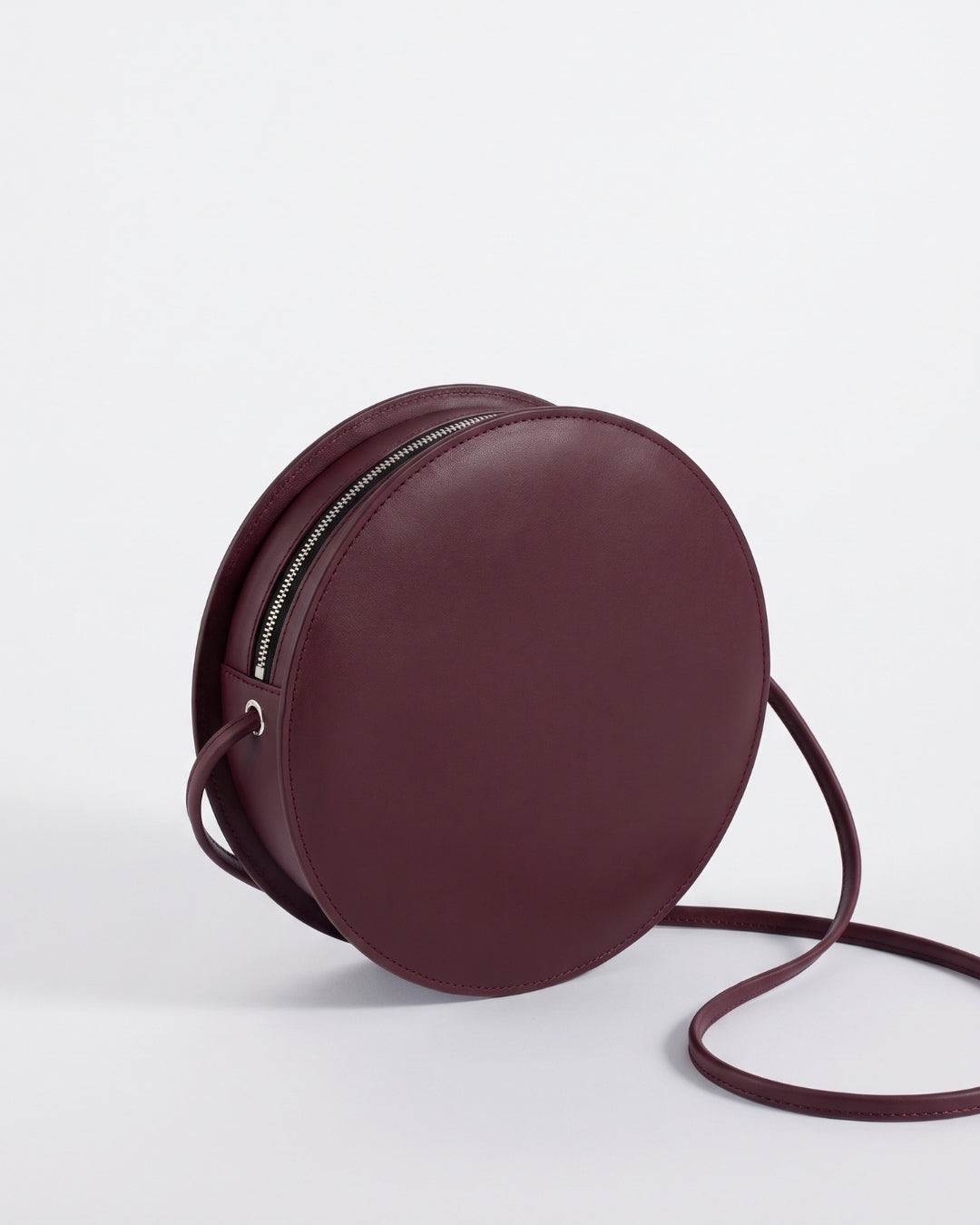 Marcela in Wine leather · round bag in vegetable-tanned leather, handmade in Málaga · Labienhecha
