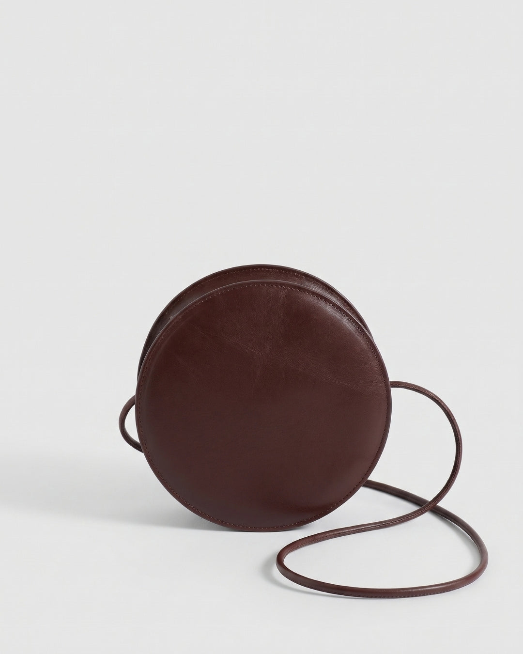 Marcelina in Chocolate leather · round bag in vegetable-tanned leather, handmade in Málaga · Labienhecha