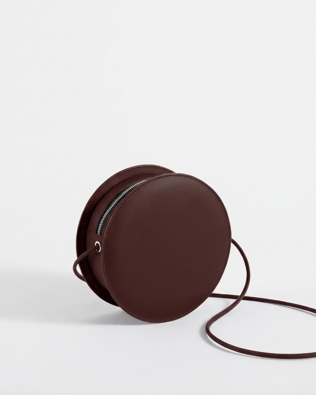 Marcelina in Chocolate leather · round bag in vegetable-tanned leather, handmade in Málaga · Labienhecha
