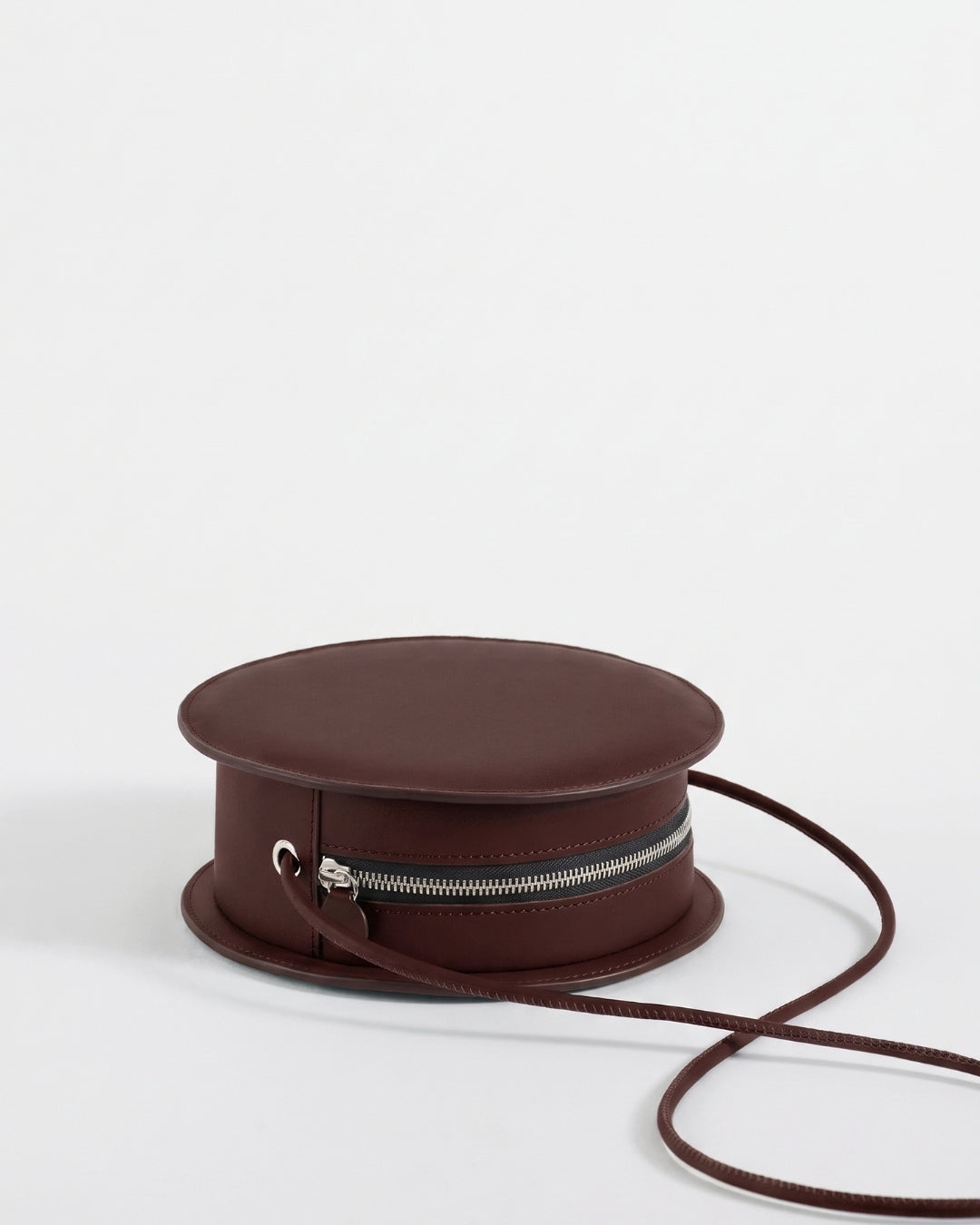 Marcelina in Chocolate leather · round bag in vegetable-tanned leather, handmade in Málaga · Labienhecha