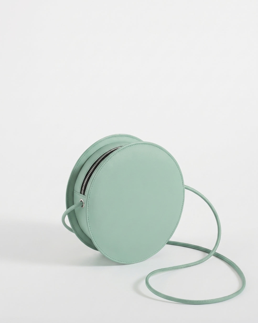 Marcelina in Jade leather · round bag in vegetable-tanned leather, handmade in Málaga · Labienhecha