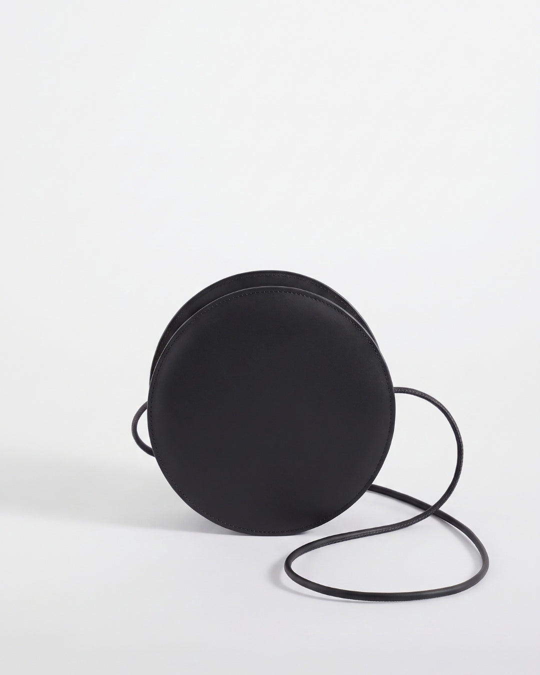 Marcelina in Black leather · round bag in vegetable-tanned leather, handmade in Málaga · Labienhecha