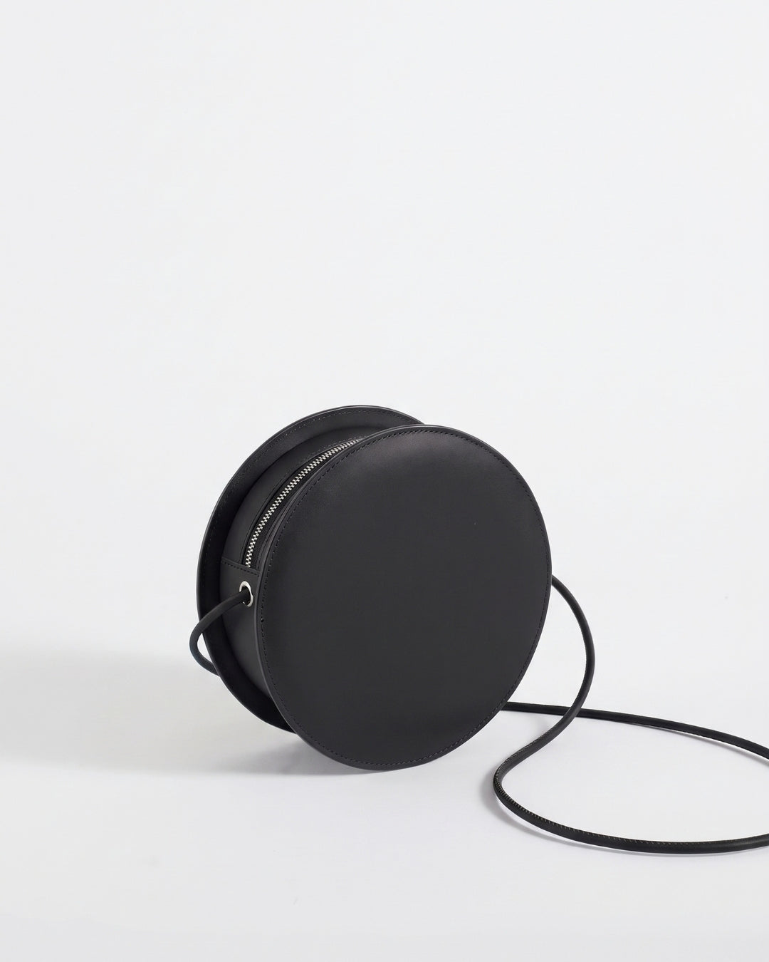 Marcelina in Black leather · round bag in vegetable-tanned leather, handmade in Málaga · Labienhecha