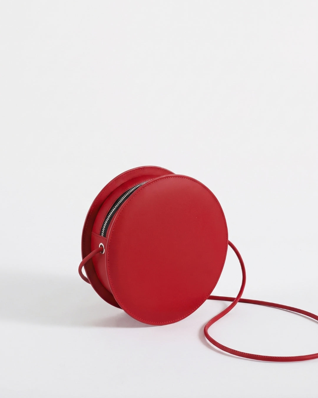 Marcelina in Red leather · round bag in vegetable-tanned leather, handmade in Málaga · Labienhecha
