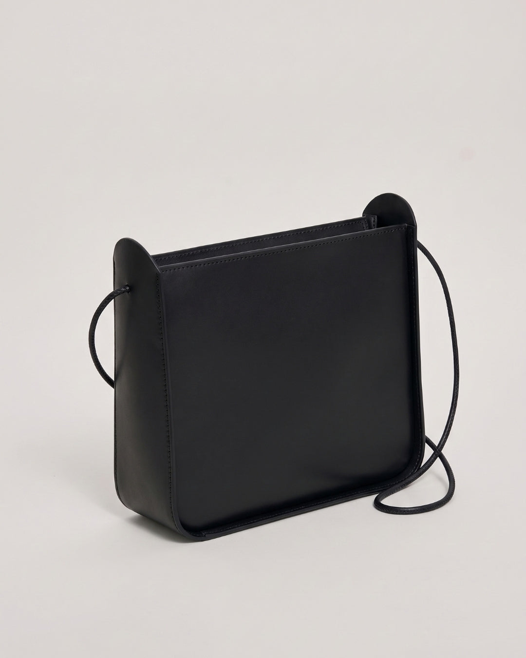 Ximena in Black leather · medium bag in vegetable-tanned leather, handmade in Málaga · Labienhecha