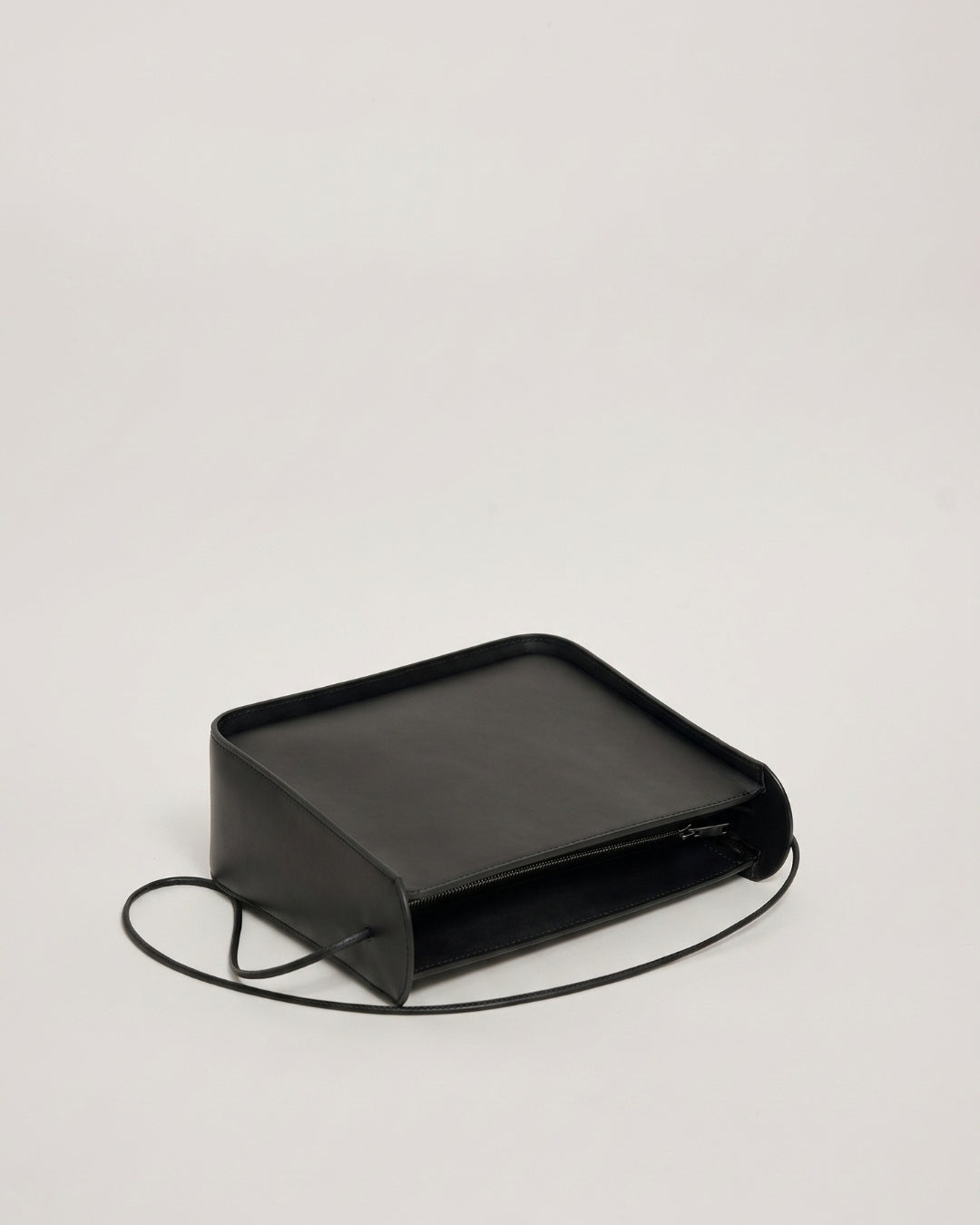 Ximena in Black leather · medium bag in vegetable-tanned leather, handmade in Málaga · Labienhecha
