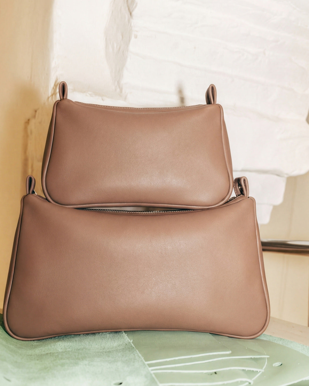 LOLITAS · Bolsos en piel con cordón Arena Oscuro Hidro · Labienhecha