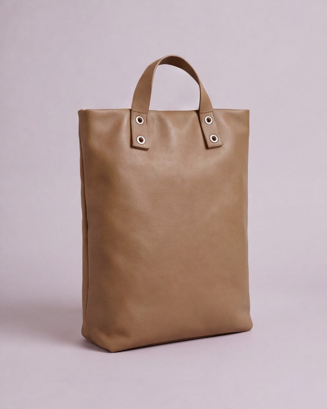 Mª DOLORES · Mochila grande en piel Arena Oscuro Hidro · Labienhecha