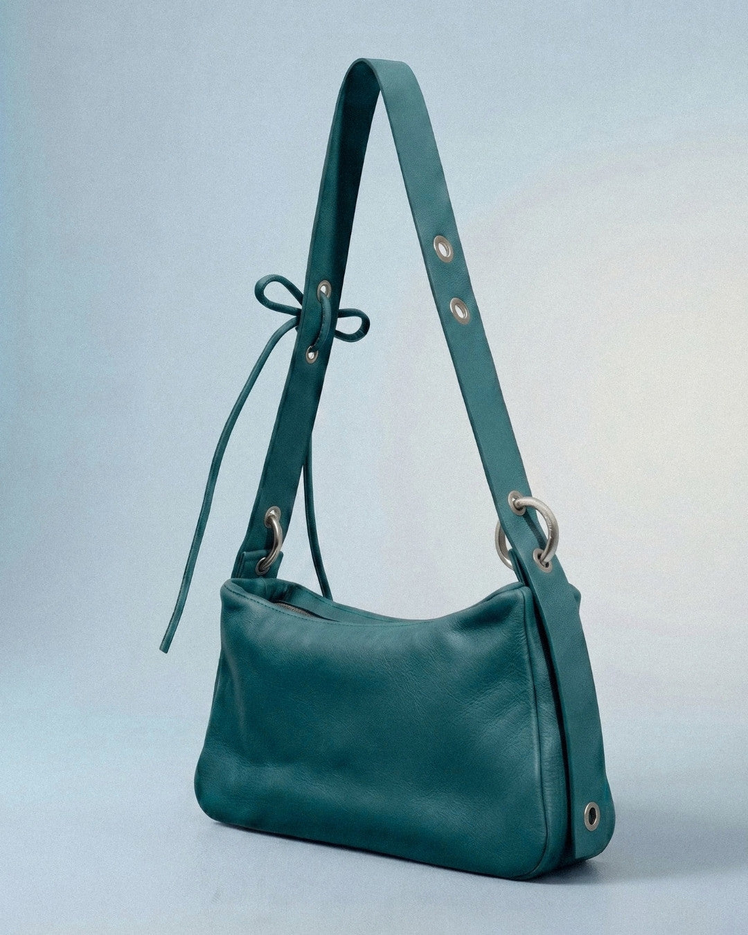 MariLoli - Large leather handbag with strap and multiposition carabiners